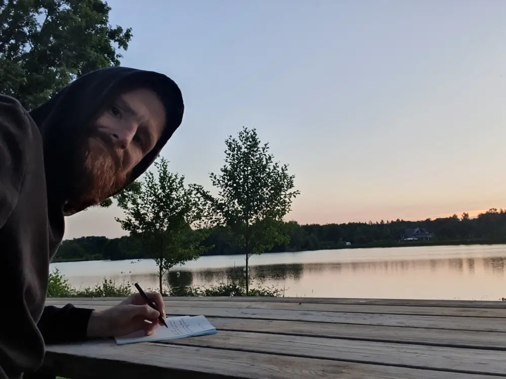 Ecriture façe au coucher de soleil